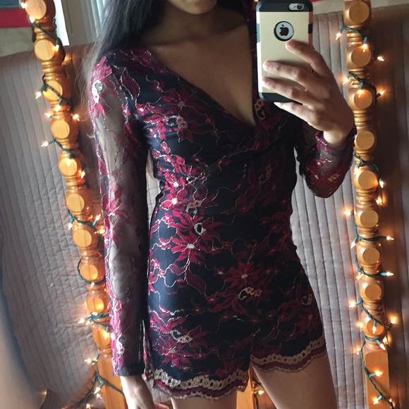 Long sleeve sleeve black, red, & gold lace romper - Picture 2 of 4